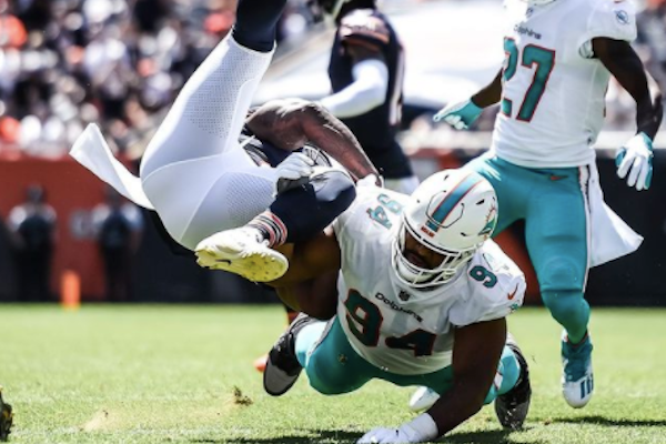 Un joueur des Miami Dolphins réalise un gros plaquage