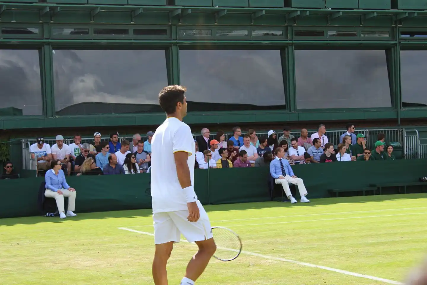 Joueur de tennis sur un court